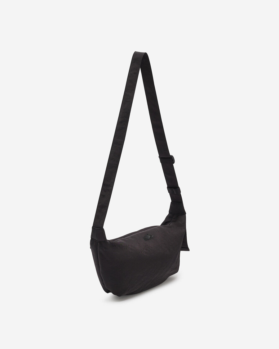 bolso mediano de media luna de nailon