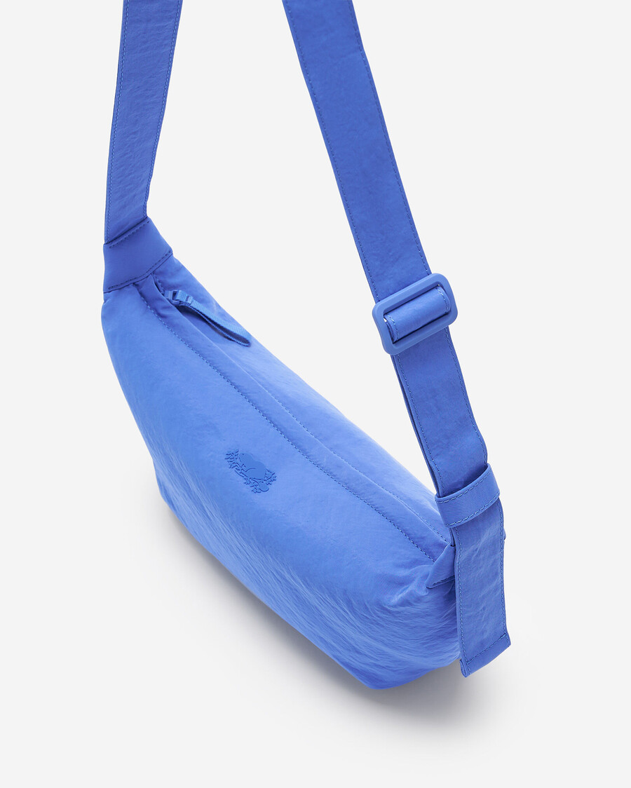 bolso mediano de media luna de nailon