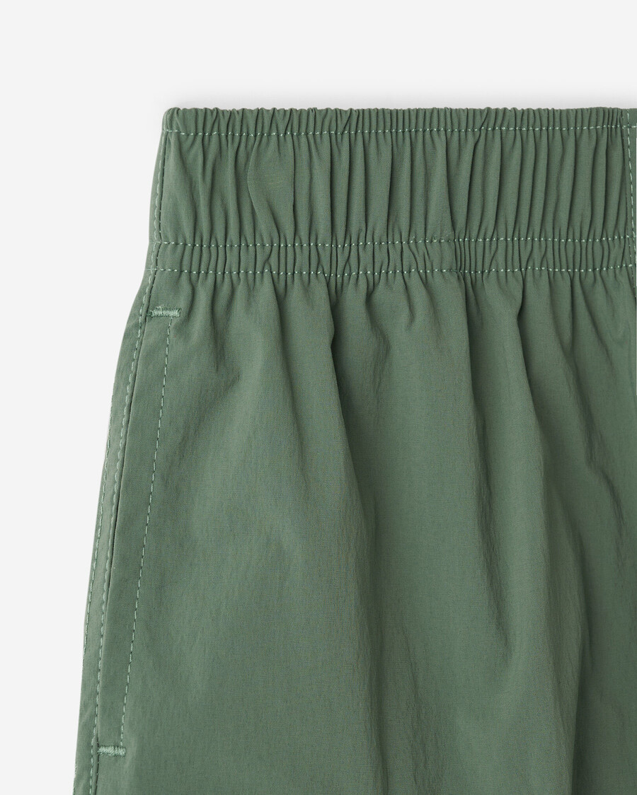 pantalón corto cargo híbrido para niños pequeños