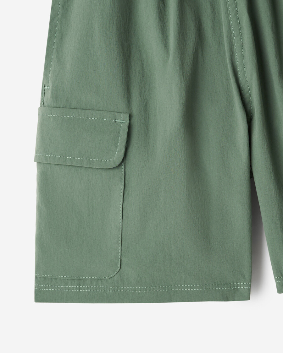 pantalón corto cargo híbrido para niños pequeños