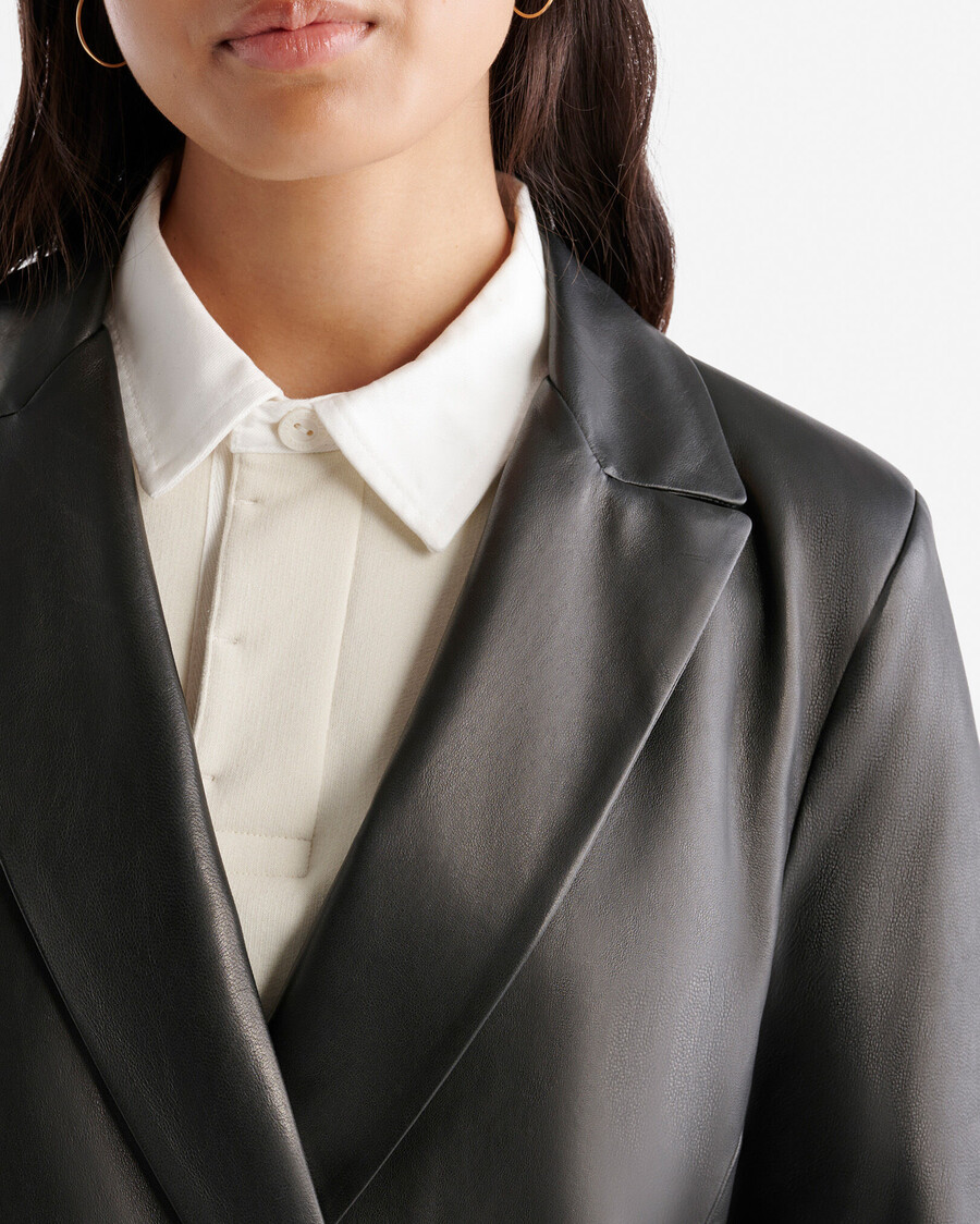 blazer cruzado de cuero para mujer