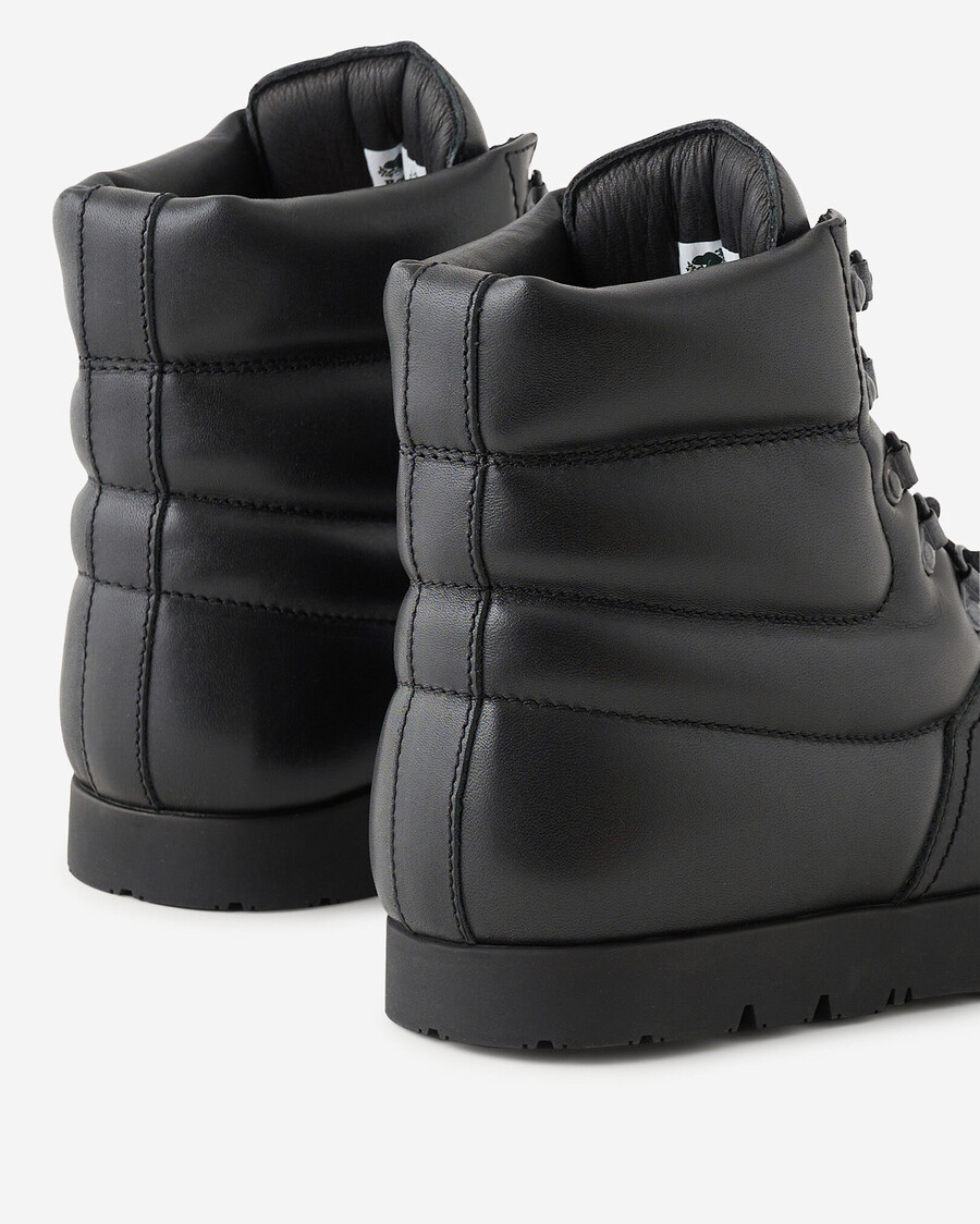 bota abullonada